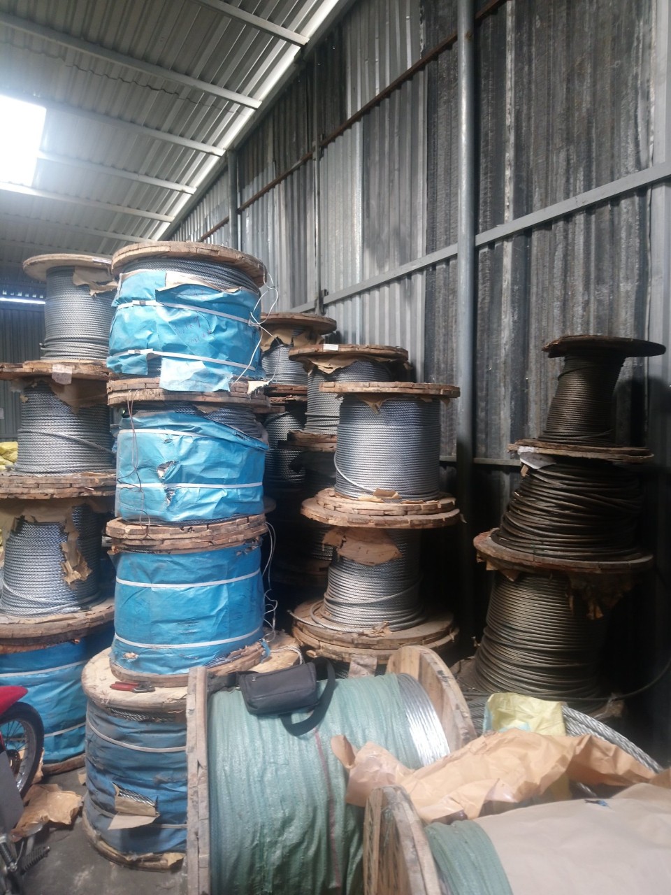 Cáp lụa thép , Công ty TNHH Lê Hà Vina, dây cáp thép lụa chất lượng cao, Bọc nhựa cho dây cáp, Mạ kẽm cho dây cáp, Bôi dầu lên toàn bộ bề mặt dây cáp